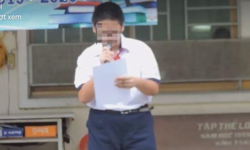 Hiệu phó nhờ người quay clip kỷ luật học sinh rồi đưa lên facebook Hình ảnh nam sinh M.Q đọc bản kiểm điểm trước trường bị quay clip đưa lên mạng xã hội