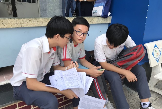 Thi lớp 10 TPHCM: Thí sinh thở phào với đề thi Toán Thí sinh tại điểm thi THCS Trường Chinh, TPHCM trao đổi đề thi