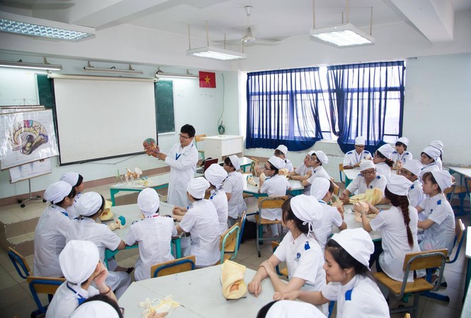 Các trường khối ngành sức khỏe, sư phạm công bố điểm sàn xét tuyển Sinh viên ngành y Trường ĐH Nguyễn Tất Thành trong một buổi học