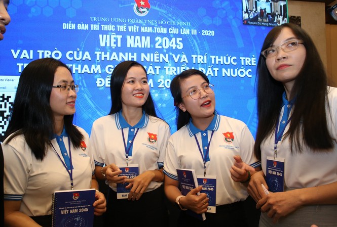 Trí thức trẻ đóng góp cho sự phát triển của đất nước Các trí thức trẻ trao đổi tại diễn đàn