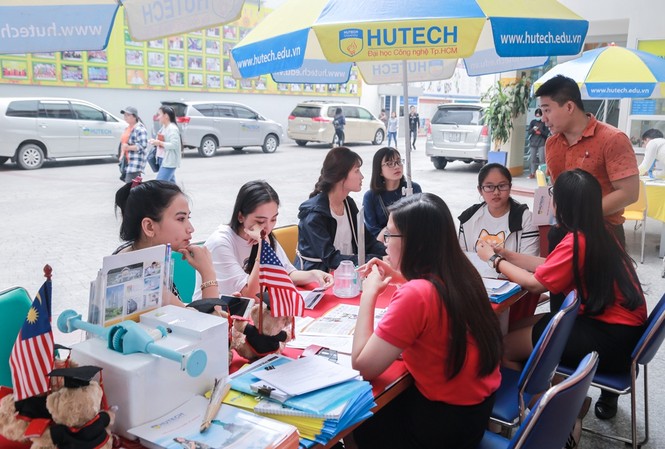TPHCM: Khoảng 50.000 sinh viên nghỉ học vì có trường hợp tiếp xúc ca bệnh 1347 Sinh viên trường HUTECH được nghỉ 5 ngày vì có trường hợp tiếp xúc ca bệnh 1347