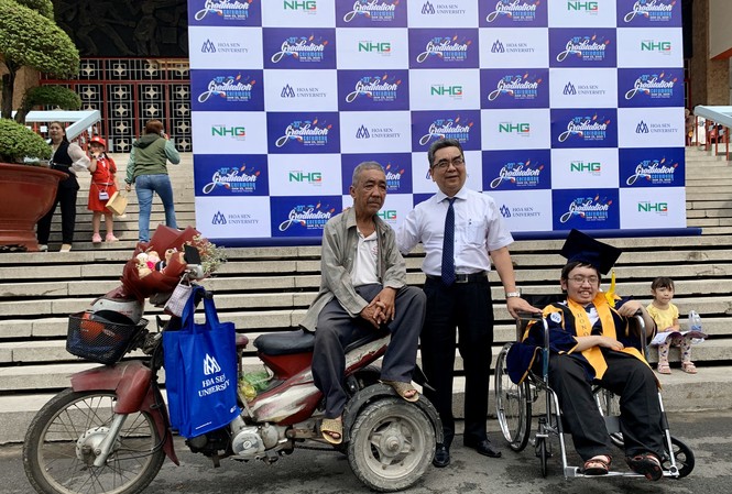 Tấm bằng đại học loại giỏi đổi bằng nước mắt của cha con nam sinh bại liệt Hai bố còn Việt Tiến, Việt Tuấn chụp ảnh cùng PGS-TS Nguyễn Ngọc Điện Hiệu trưởng Trường ĐH Hoa Sen