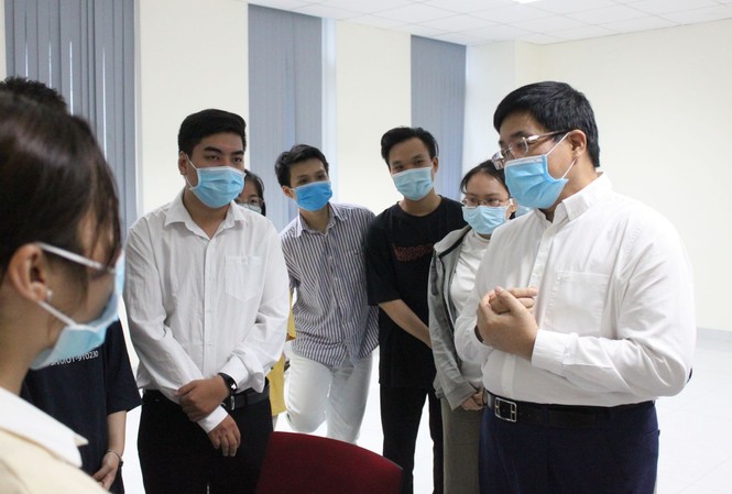 17 sinh viên ĐH Y dược TPHCM không về quê đón tết, tình nguyện ở lại chống dịch PGS- TS Nguyễn Hoàng Bắc, Phó hiệu trưởng Trường ĐH Y dược TPHCM trò chuyện, động viên các em sinh viên tham gia chống dịch