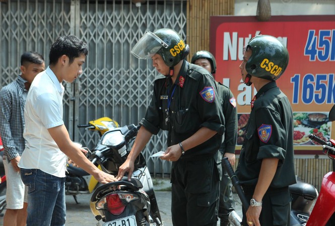 Giật mình bị CSCĐ phạt lỗi không đội mũ bảo hiểm trên phố CSCĐ kiểm tra hành chính người điều khiển phương tiện.