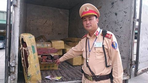 CSGT phát hiện xe tải dán chữ “Thư báo” chở gỗ lậu Số gỗ trắc được bọc kín trong thùng xe tải. Ảnh: CTV.