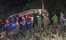 Xe khách lao xuống vực sâu trăm mét, 14 người nhập viện Xe khách lao xuống vực sâu trăm mét, 14 người nhập viện