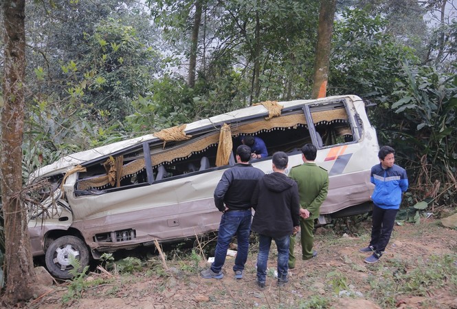 Cảnh sát khám nghiệm ô tô lao xuống vực ở Lào Cai Cảnh sát khám nghiệm ô tô lao xuống vực ở Lào Cai