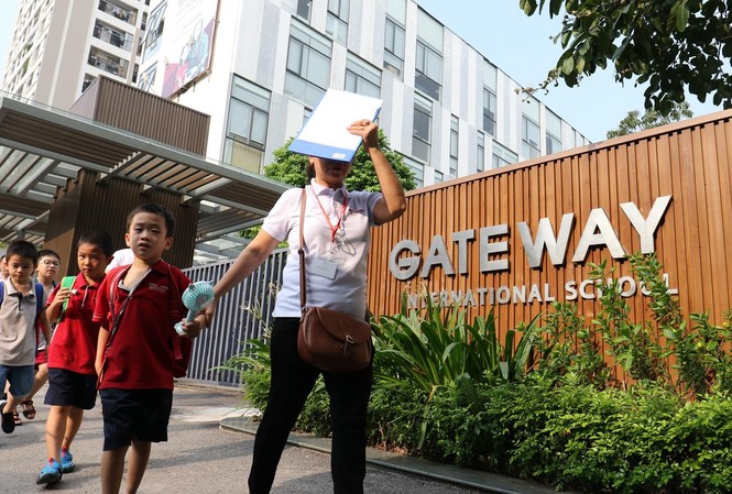 Sau vụ bé 6 tuổi tử vong, trường Gateway thay toàn bộ xe đưa đón Trường tiểu học GateWay. Ảnh: Như Ý