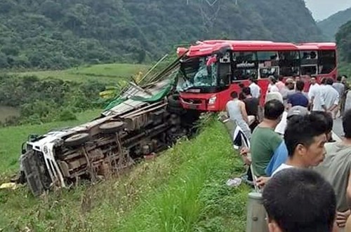 Xe khách đâm xe tải đỗ ven đường, 2 người chết, 14 người bị thương Hiện trường vụ tai nạn.