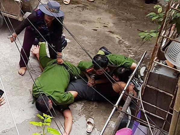 Ba mẹ con vướng vòng lao lý vì ‘bảo vệ đồng hồ nước’ Ba mẹ con vướng vòng lao lý vì ‘bảo vệ đồng hồ nước’