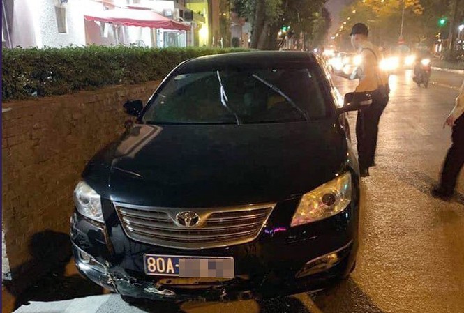 Tài xế lái ô tô biển xanh gây tai nạn ở Hà Nội rồi bỏ chạy Tài xế lái ô tô biển xanh gây tai nạn ở Hà Nội rồi bỏ chạy