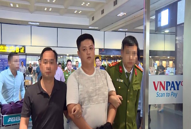 Thủ đoạn tinh vi làm giả con dấu lừa đảo hơn chục tỷ đồng Cảnh sát bắt giữ các đối tượng trong vụ án.