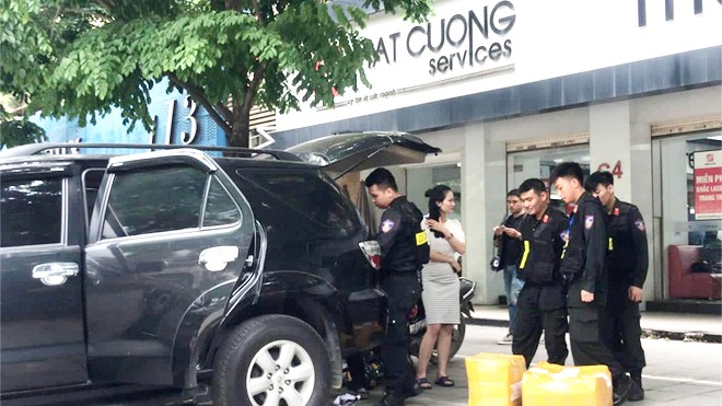 Hà Nội cung cấp tài liệu phục vụ điều tra vụ Nhật Cường Mobile Nhiều thùng hàng được mang ra khỏi Trung tâm bảo hành của Nhật Cường hôm 9/5. Ảnh: VnExpress