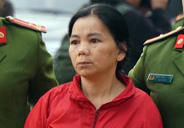 Bố nữ sinh bị hiếp, giết ở Điện Biên: Bị cáo Thu lĩnh 3 năm tù là 'quá nhẹ' Bị cáo Bùi Thị Kim Thu.
