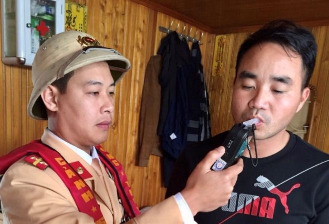 CSGT xuống sông phạt 'ma men' lái tàu thủy ở Bắc Ninh CSGT xuống sông phạt 'ma men' lái tàu thủy ở Bắc Ninh