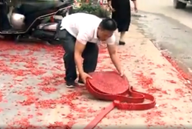 Tạm giữ 2 người đốt pháo đỏ đường ở đám cưới tại Hà Nội Tạm giữ 2 người đốt pháo đỏ đường ở đám cưới tại Hà Nội