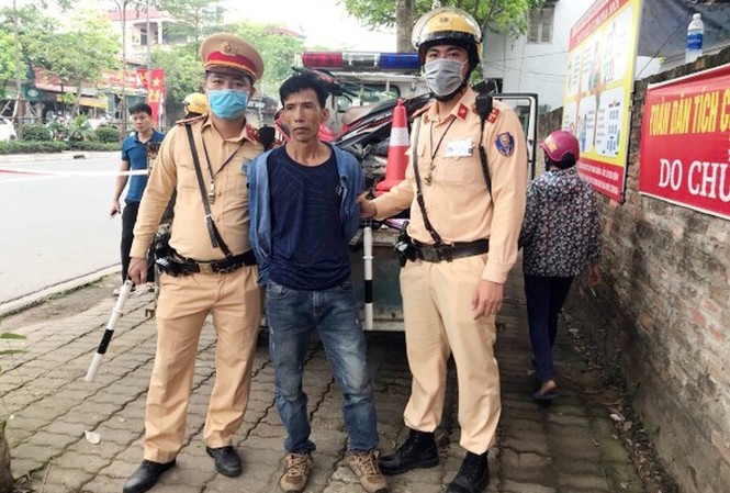 Bắt đối tượng giấu ma túy trong ngày đầu tổng kiểm soát vi phạm Đối tượng giấu 2 gói ma túy khi tham gia giao thông bị cảnh sát phát hiện.
