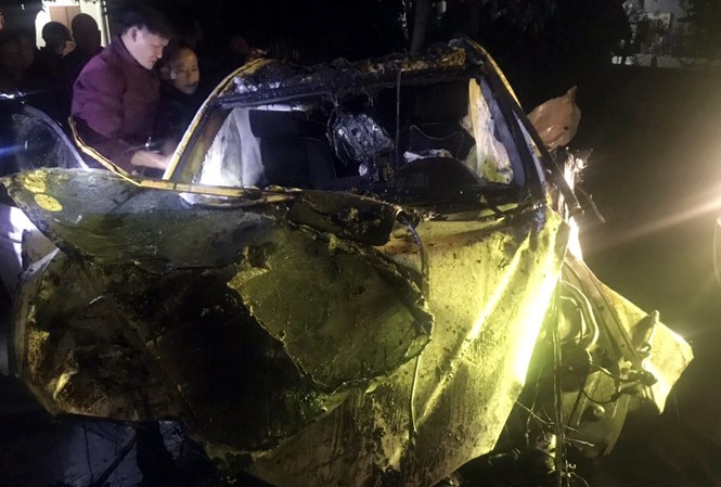 Mercedes lao xuống kênh, nam tài xế tử vong Mercedes lao xuống kênh, nam tài xế tử vong