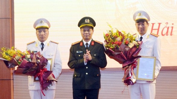 Hải Dương có 2 tân Phó giám đốc Công an tỉnh Đại tá Lê Ngọc Châu chúc mừng hai tân Phó giám đốc Công an tỉnh Hải Dương.