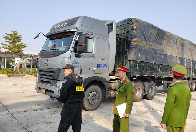 Bắt binh đoàn xe chở 300 tấn hàng lậu từ Quảng Ninh về Hà Nội tiêu thụ Tết Công an Hải Dương kiểm tra đoàn xe chở hàng lậu trên cao tốc Hà Nội - Hải Phòng. Ảnh: CTV
