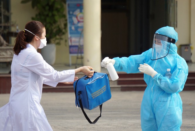 Phạt nữ giáo viên về Hải Dương ăn Tết 10 triệu đồng vì khai báo gian dối Người dân ra khai báo y tế tại Hải Phòng.