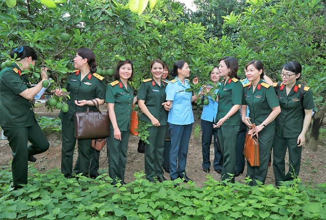 Xây dựng hình ảnh phụ nữ Quân đội '4 tốt' Các đại biểu dự hội nghị tham quan mô hình xây dựng điểm Hội phụ nữ vững mạnh xuất sắc ở Quân chủng Phòng không - Không quân, sáng 9/5