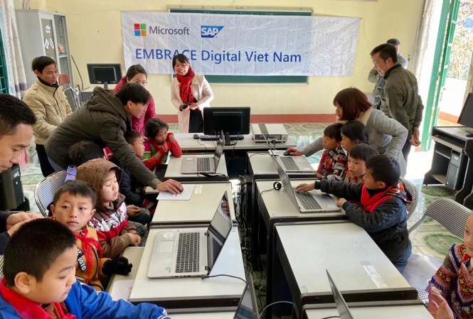 Giúp thế hệ tương lai đón nhận kỷ nguyên số Các em học sinh trường tiểu học ở huyện Si Ma Cai học lập trình bằng chương trình Hour of Code Minecraft trên các thiết bị do SAP và Microsoft tài trợ