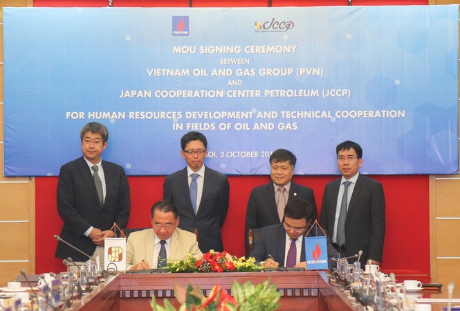 Petrovietnam tăng cường hợp tác với JCCP Tổng giám đốc Petrovietnam Lê Mạnh Hùng (phải) và Giám đốc Điều hành JCCP Tsuyoshi Nakai ký kết biên bản ghi nhớ hợp tác