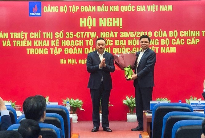 PVN triển khai kế hoạch tổ chức Đại hội Đảng bộ các cấp Ông Trần Sỹ Thanh, Ủy viên Trung ương Đảng, Bí thư Đảng ủy, Chủ tịch HĐTV PVN đã trao quyết định và chúc mừng tân Phó Bí thư Đảng ủy Lê Mạnh Hùng.