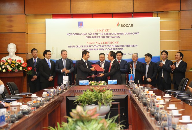 Ký hợp đồng cung cấp 5 triệu thùng dầu thô Azeri cho NMLD Dung Quất Ông Hayal Admadzada, Phó Tổng Giám đốc phụ trách kinh doanh Tập đoàn SOCAR và ông Bùi Minh Tiến, Tổng Giám đốc BSR ký hợp đồng cung cấp dầu thô Azeri cho NMLD Dung Quất