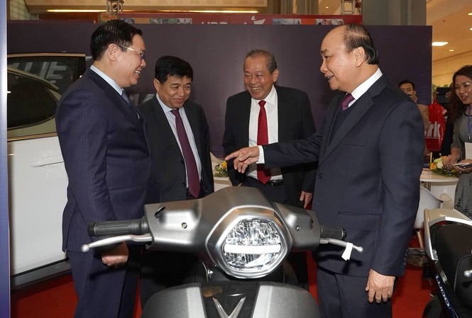 Vingroup rút khỏi bán lẻ, nông nghiệp để làm ô tô và công nghiệp Thủ tướng Nguyễn Xuân Phúc tham quan gian trưng bày xe máy điện Vinfast. Ảnh: Như Ý