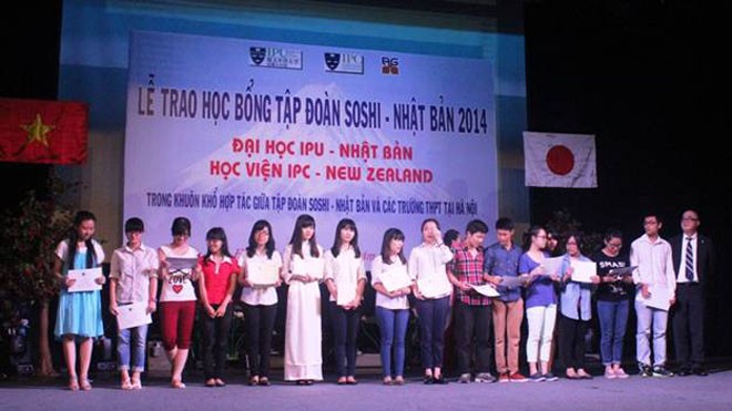 226 suất học bổng từ tập đoàn giáo dục Sochi – Nhật Bản Đại diện tập đoàn SOSHI trao học bổng cho các em học sinh