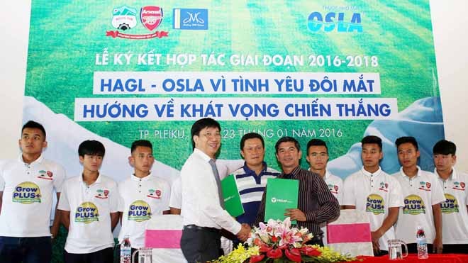HAGL bắt tay hợp tác với Osla Ông Đoàn Sĩ Hiền, Phó chủ tịch Tập đoàn Dược phẩm Merap - nhà sản xuất và phân phối thương hiệu thuốc nhỏ mắt Osla (trái) và ông Huỳnh Mau - Giám đốc điều hành Công ty CP Thể thao HAGL tại buổi lễ ký kết. Ảnh: Minh Trần