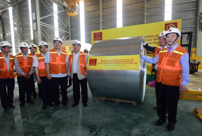 Mẻ tôn đầu tiên từ dự án 5.000 tỷ đồng của Hoa Sen ra lò Lãnh đạo Tập đoàn Hoa Sen và lãnh đạo tỉnh Nghệ An bên cuộn tôn thương phẩm đầu tiên của Nhà máy Hoa Sen Nghệ An Đông Hồi.