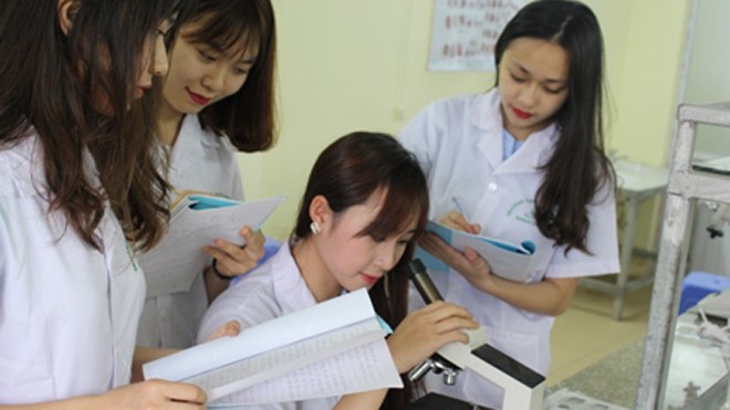 98% sinh viên Dược, Điều dưỡng có việc làm Sinh viên học thực hành nghề Dược, Điều dưỡng tại trường Cao đẳng ASEAN.