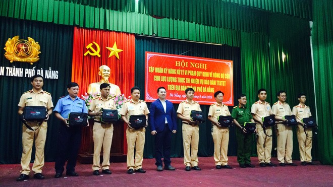 Tập huấn kỹ năng xử lý vi phạm về nồng độ cồn 10 máy xử lý vi phạm nồng độ cồn được Grab tặng cho lực lượng Cảnh sát giao thông và Thanh tra giao thôn TP Đà Nẵng trong buổi tập huấn