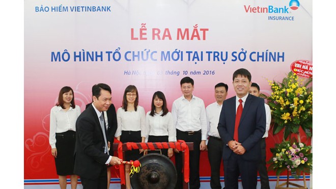 Bảo hiểm VietinBank chuyển đổi mô hình tổ chức mới Ông Lê Tuấn Dũng - Tổng Giám đốc VBI đánh chiêng ra mắt mô hình tổ chức mới