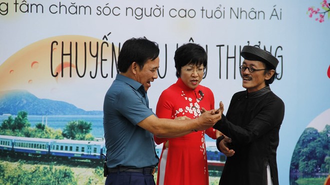 Quang Tèo-Giang Còi hội ngộ cùng Uyên Linh trong “Chuyến tàu yêu thương” Quang Tèo- Giang Còi, MC Thảo Vân trong “Chuyến tàu yêu thương”