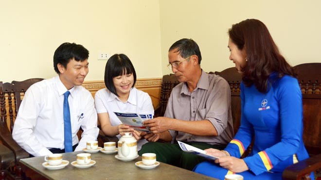 EVN đã thực sự thay đổi vì khách hàng? Cán bộ, nhân viên Trung tâm CSKH của ngành Điện đến tận nhà dân hướng dẫn cách gọi điện đến Tổng đài - ảnh Minh Tâm
