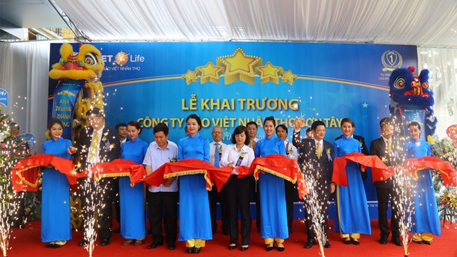 Bảo Việt Nhân thọ: Khai trương công ty thành viên thứ 71 Lãnh đạo BVNT và đại diện lãnh đạo địa phương cắt băng khánh thành