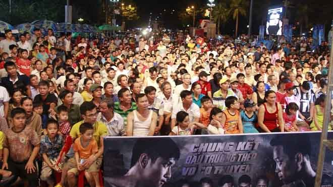 Khán giả Quảng Ngãi mãn nhãn với các trận chung kết Võ cổ truyền Hàng ngàn khán giả đứng chật kín quảng trường Phạm Văn Đồng để cổ vũ cho các võ sĩ thi đấu