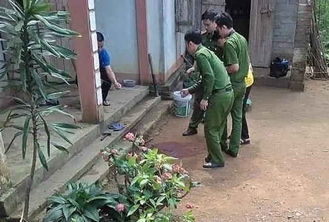 Phú Thọ: Nghi án bố dùng búa đánh chết con trai nát rượu Cơ quan công an đang khám nghiệm hiện trường vụ án.