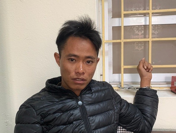 Bắt nghi can chém tử vong mẹ, em vợ Đối tượng Giàng Seo Mìn tại cơ quan công an.