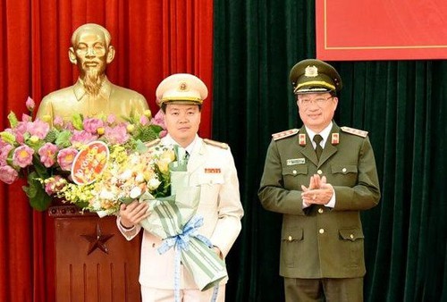 Điều động Phó Giám đốc Công an Phú Thọ giữ chức vụ Giám đốc Công an Sơn La Thượng tướng Nguyễn Văn Thành, Ủy viên Trung ương Đảng, Phó Bí thư Đảng ủy Công an Trung ương, Thứ trưởng Bộ Công an trao quyết định cho Đại tá Nguyễn Ngọc Vân. Ảnh: TTXVN phát.