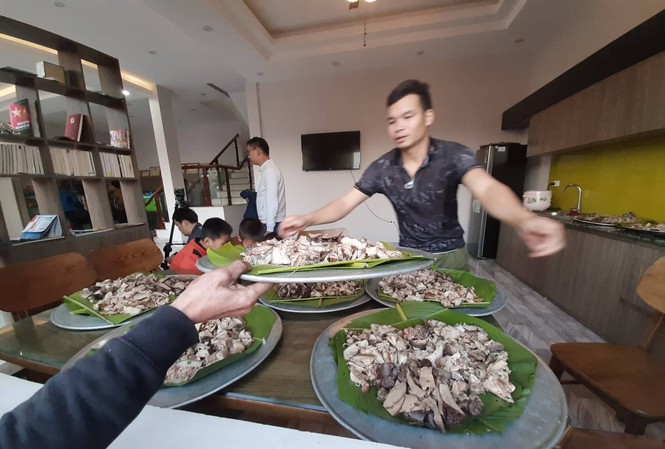 Nhà cầu thủ Hà Đức Chinh: Mổ lợn, làm 10 mâm khao người hâm mộ Mẹ của cầu thủ Hà Đức Chinh đã quyết định mổ lợn khao người hâm mộ.