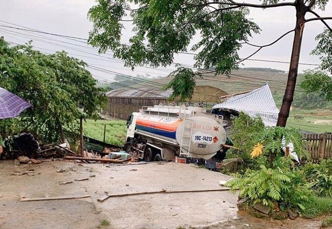 Xe bồn đâm vào nhà dân, 2 người thương vong Hiện trường vụ tai nạn.