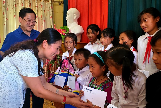 Ấm tình món quà tặng TNXP, học sinh nghèo tỉnh vùng cao Yên Bái Bí thư Tỉnh Đoàn Yên Bái, chị Đoàn Thị Thanh Tâm cùng Tổng biên tập báo Tiền Phong, ông Lê Xuân Sơn trao quà cho các em học sinh Trường bán trú Tiểu học và THCS Dế Xu Phình.