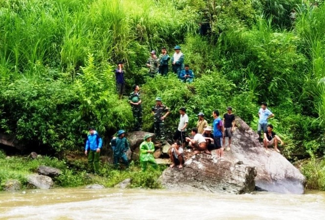 Lào Cai huy động hơn 100 người tìm kiếm nạn nhân bị lũ cuốn mất tích Lực lượng cứu hộ tìm kiếm nạn nhân bị mất tích do lũ cuốn trôi.