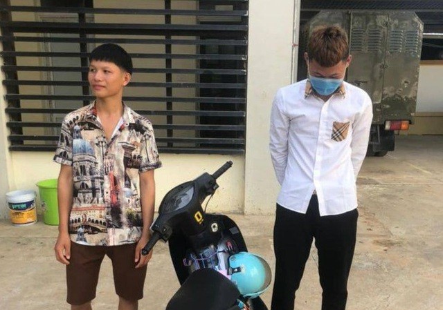 Công an triệu tập 2 'quái xế' gội đầu cho nhau khi đang đi xe máy Hai nam thanh niên bị Công an triệu tập.