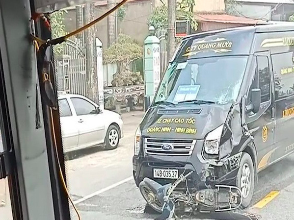 Tai nạn giao thông giữa Limousine và xe máy làm 2 người thương vong Sau va chạm, xe Limousine cuốn xe máy vào gầm - Ảnh: Hoàng Long